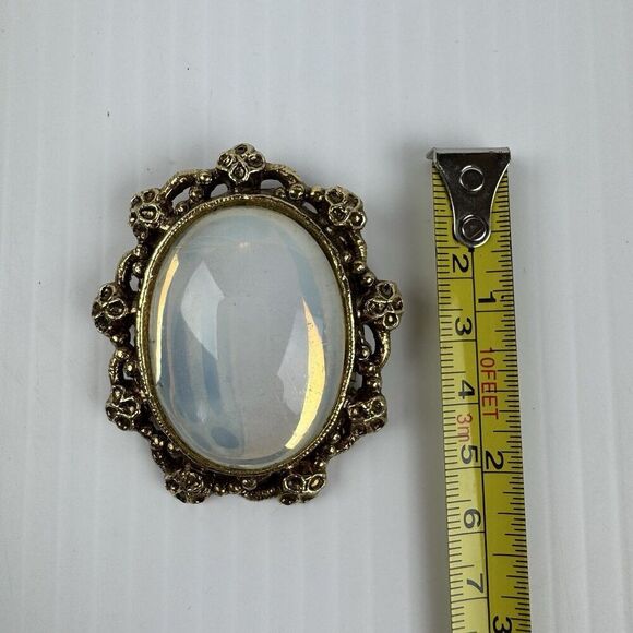 Vintage White Iridescent Pearlescent Gold Tone Oval Brooch Pin, Cameo Style - Picture 7 of 7